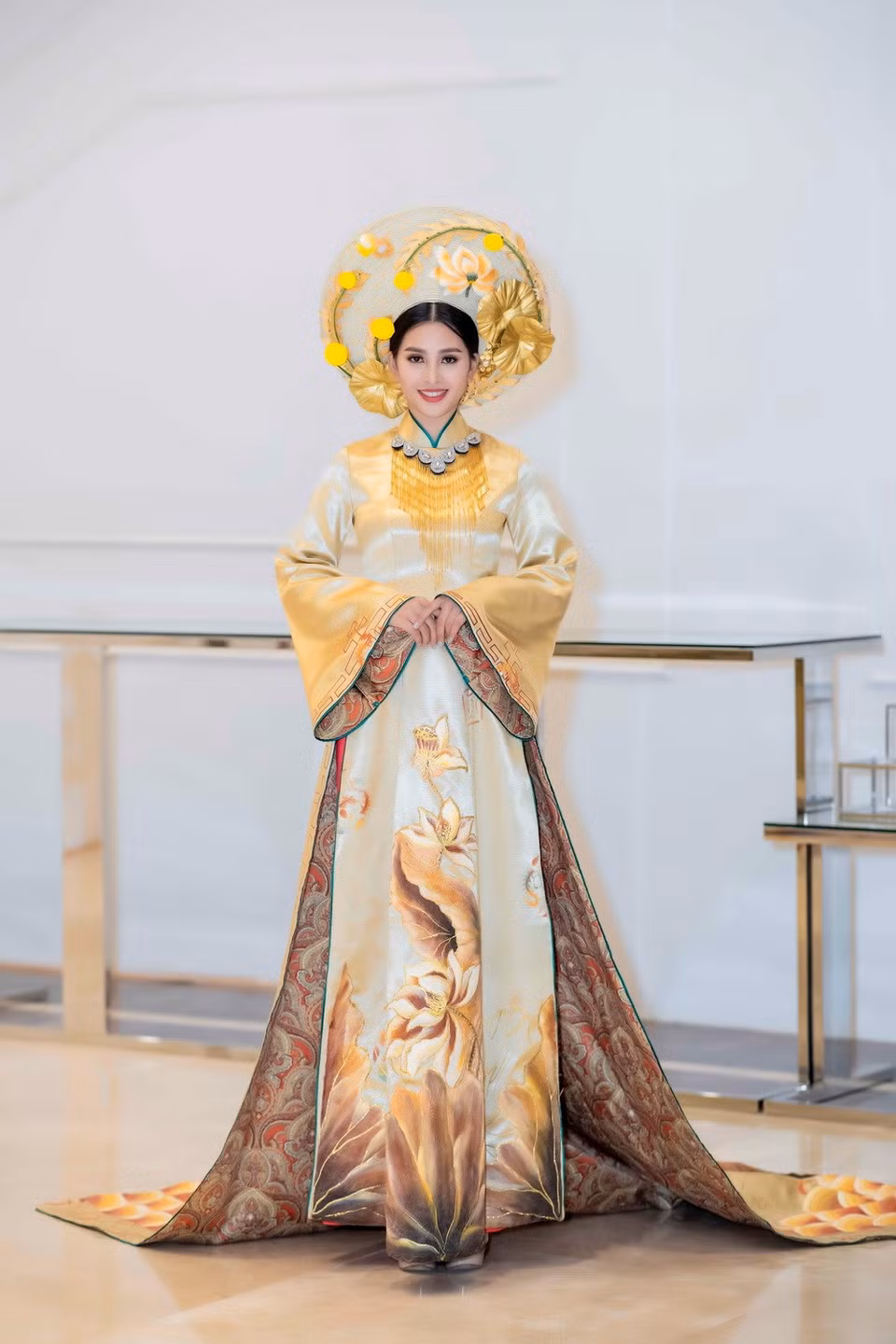 Miss Vietnam 2018 Tieu Vy in a traditional dress by designer Tran Thien Khanh (Photo: VNA)