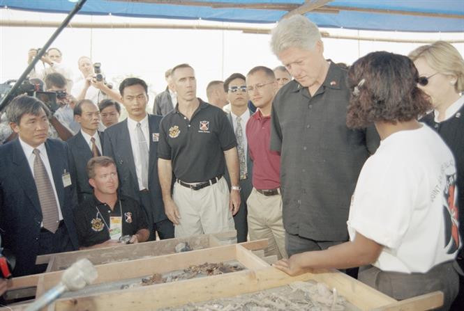 During his official visit to Vietnam in November 2000, US President Bill Clinton makes a fact-finding tour to the excavation site of US aircraft F105D shot down in Tien Chau commune, Me Linh district, the northern province of Vinh Phuc in 1967 (Photo: VNA)