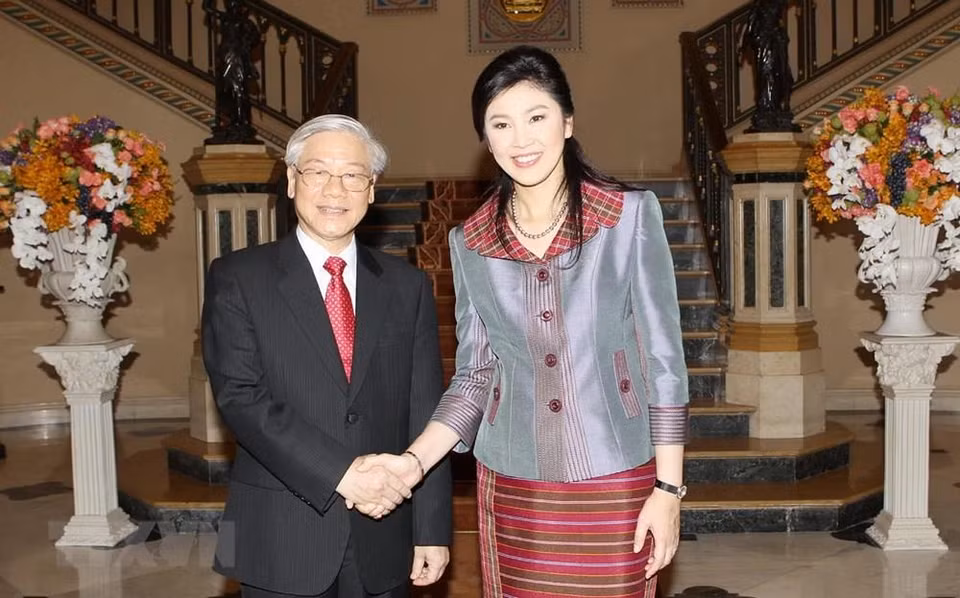 Thai Prime Minister Yingluck Shinawatra (R) greets Party General Secretary Nguyen Phu Trong during his official visit to Thailand from June 25-27, 2013. During the visit, Vietnam and Thailand officially lifted their relations to the Strategic Partnership (Photo: VNA)