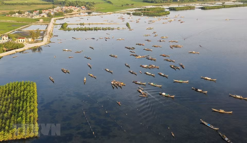 A fishing village on Tam Giang lagoon (Photo: VNA)