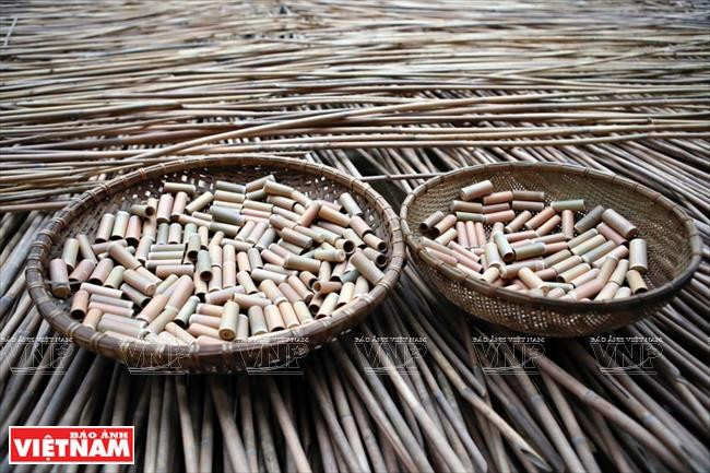 The bamboo straws are steamed and then sun-dried (Photo: VNA)
