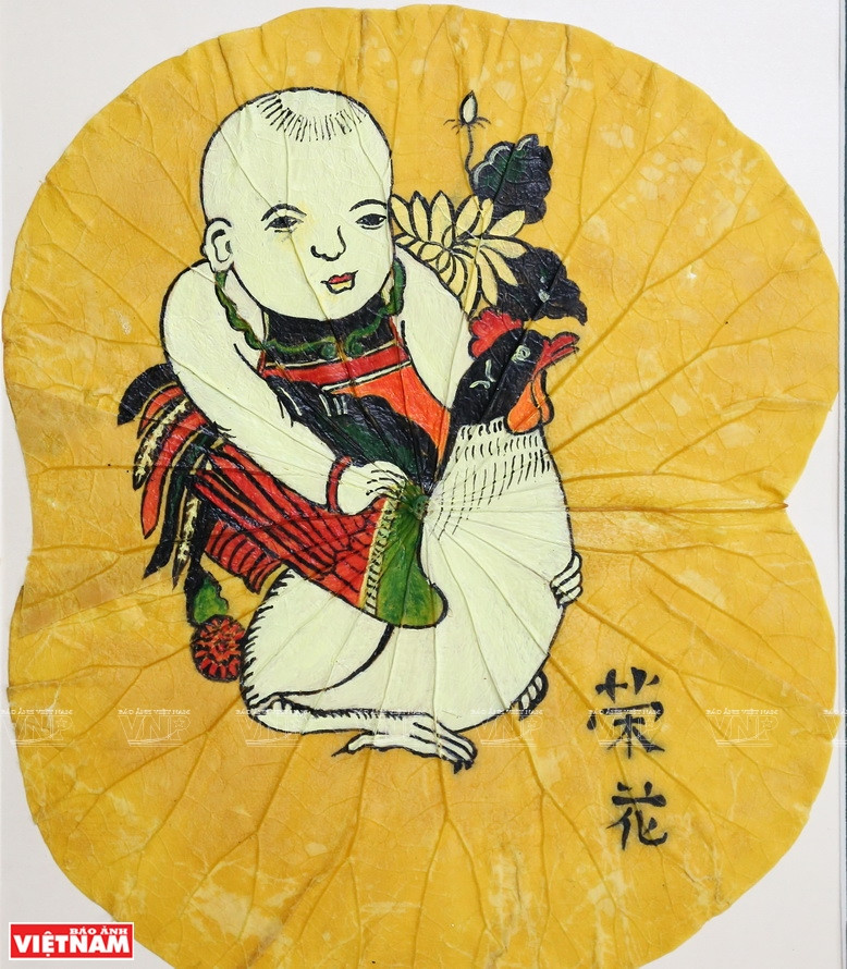 An artwork from lotus leaves (Photo: VNP/VNA)