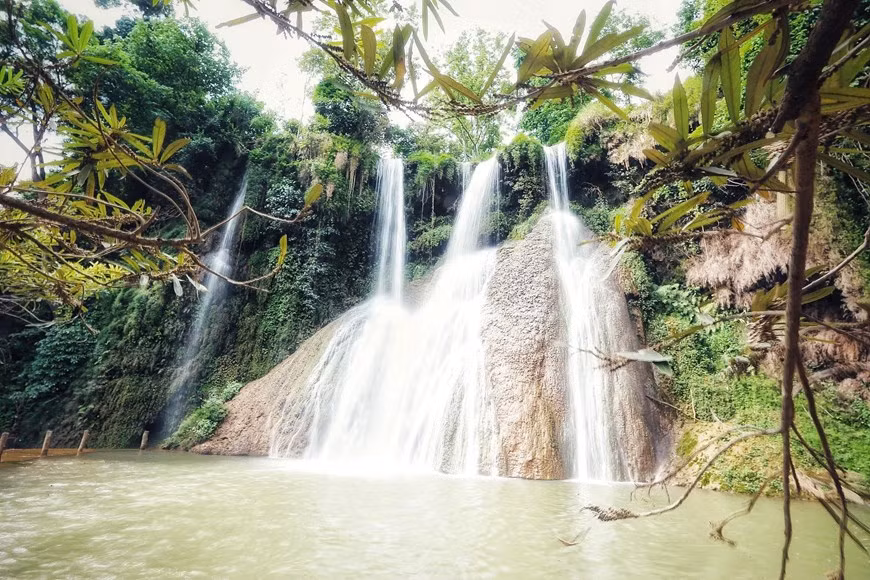 The waterfall is associated with the legend about the pink blouse of a girl that saved a boy from the floodwaters (Photo: Nam Nguyen/ Vietnamplus)