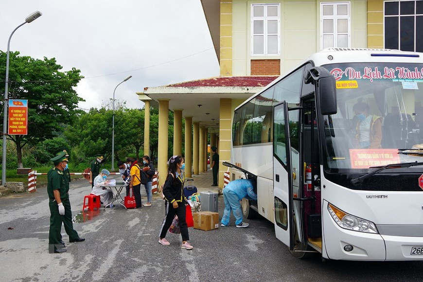 Vietnamese and Lao nationals must declare health condition, wear face mask and have their body temperature checked before entering or leaving Vietnam at Tay Trang International Border (Photo: VNA)