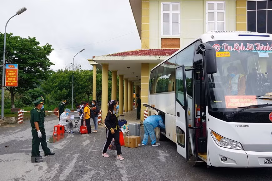 Vietnamese and Lao nationals must declare health condition, wear face mask and have their body temperature checked before entering or leaving Vietnam at Tay Trang International Border (Photo: VNA)