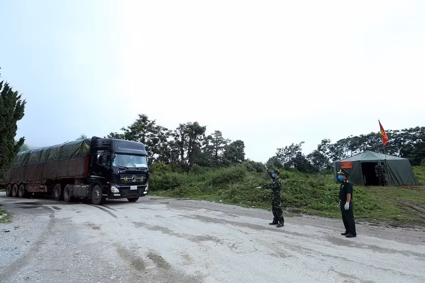 All transportation means are checked before entering Vietnam at Tay Trang International Border Gate (Photo: VNA) 