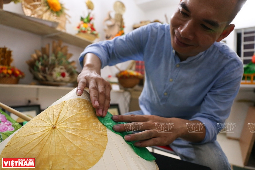 Shaping lotus leaves to form a cone shape (Photo: VNP/VNA)