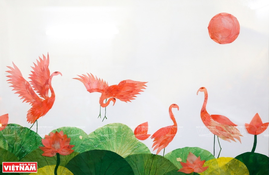 An artwork from lotus leaves (Photo: VNP/VNA)