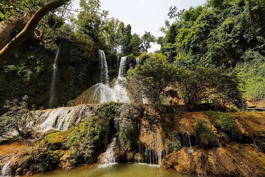 The waterfall has a height of 100m, divided into two branches. One branch has up to nine floors (standing for nine steps of love in the legend) and another five floors (Photo: Nam Nguyen/ Vietnamplus)