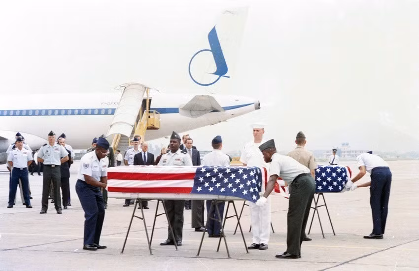So far, Vietnam and the US have conducted more than 4,000 joint investigations, with 1,000 missing military remains being handed over to the US. The two sides are continuing to coordinate in searching for 200,000 Vietnamese martyrs and Vietnamese soldiers missing in the war. In photo: The reception of four US soldiers' remains at Noi Bai International Airport in Hanoi in the presence of US Secretary of State Warren Christopher, August 5, 1995 (Photo: VNA)