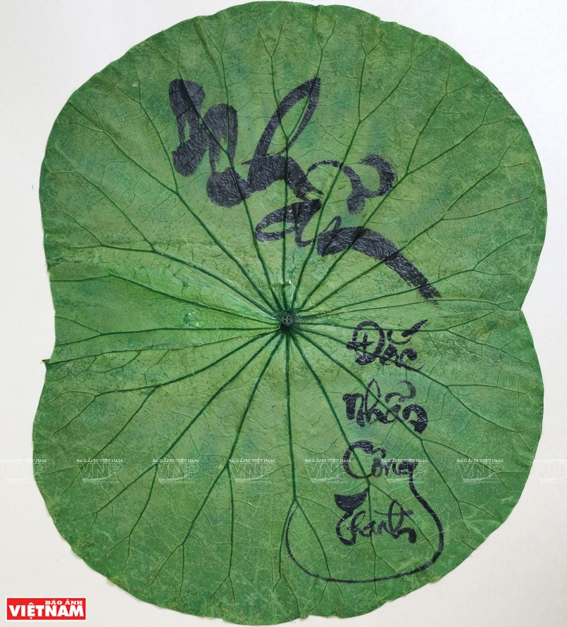 An artwork from lotus leaves (Photo: VNP/VNA)