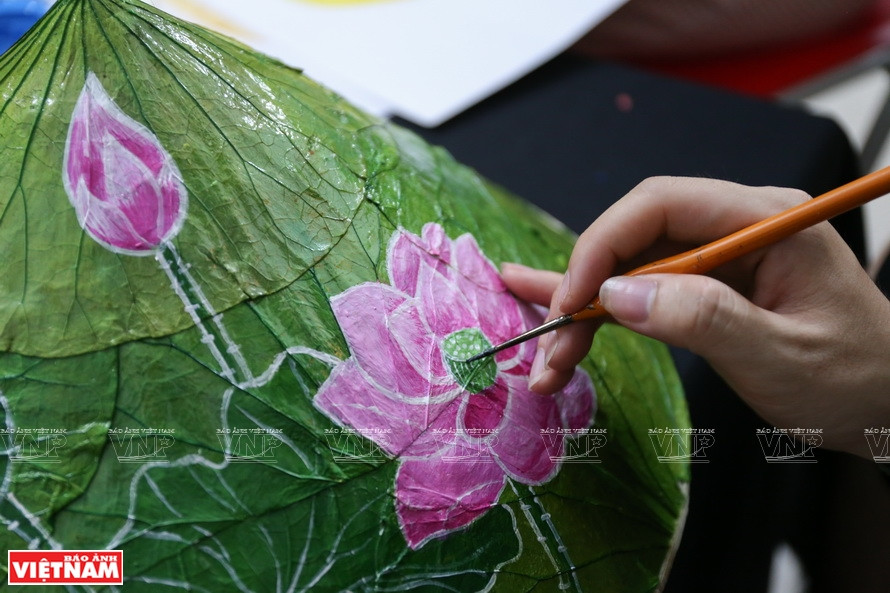 Drawing on the dry lotus leaves (Photo: VNP/VNA)