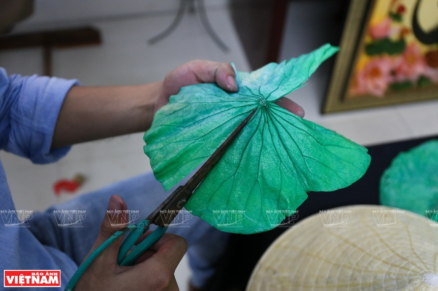 Dung said: “Timing is crucial. If the leaves are oversoaked, they will get damaged. If they don’t soak long enough, the leaves will not absorb color”. Leaves are soaked in a coloring liquid for 2 to 3 days before being dried in an oven (Photo: VNP/VNA)