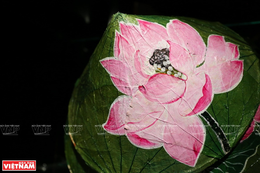An artwork from lotus leaves (Photo: VNP/VNA)