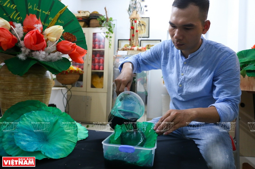 To pick beautiful lotus leaves, Dung goes to the lotus ponds around West Lake on summer days when lotus blooms are turning into beautiful fresh flowers (Photo: VNP/VNA)