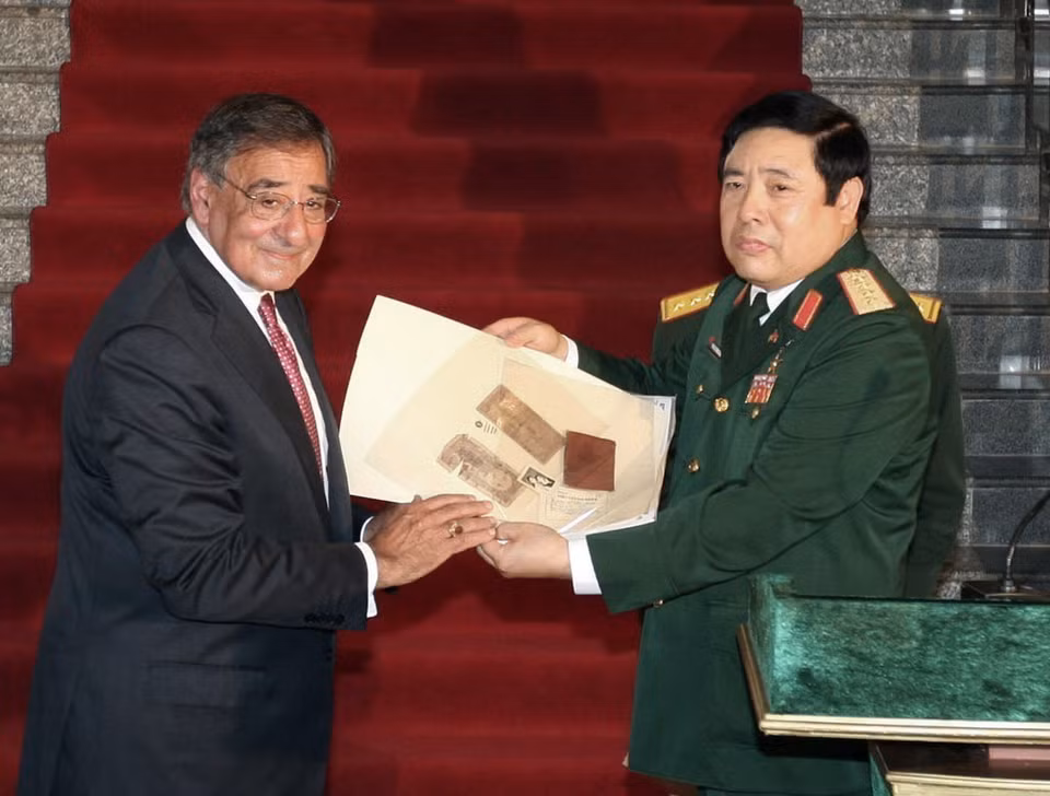 US Defense Secretary Leon Panetta presents to Vietnam's Defense Minister diary books of Vietnamese soldiers during war, June 4, 2012 (Photo: VNA)