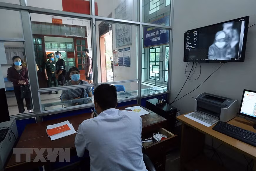 Vietnamese and Lao nationals must declare health condition, wear face mask and have their body temperature checked before entering or leaving Vietnam at Tay Trang International Border (Photo: VNA)