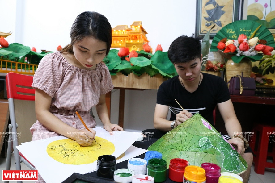 Young people learn to make paintings on lotus leaves (Photo: VNP/VNA)