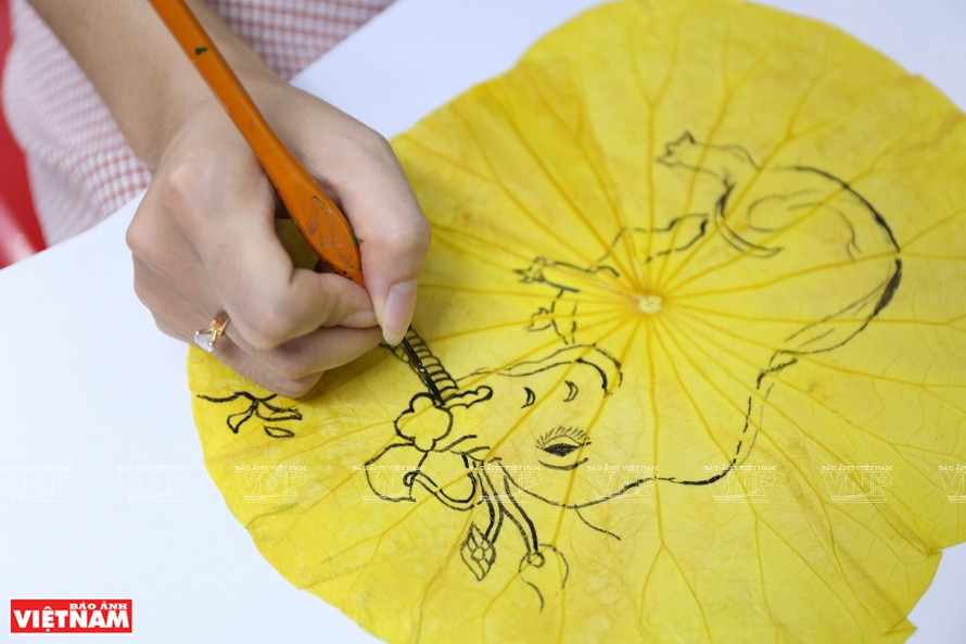 A painting is made from lotus leaves (Photo: VNP/VNA)