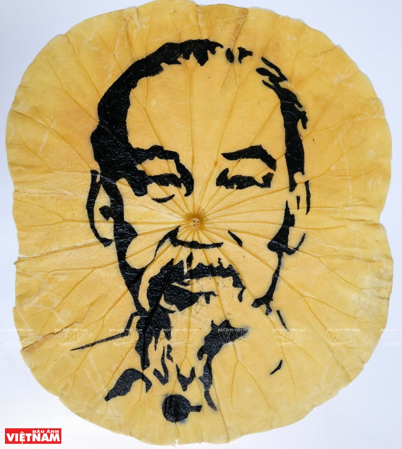 To create the unique artworks, the most important and difficult part is drawing on the dry lotus leaves (Photo: VNP/VNA)