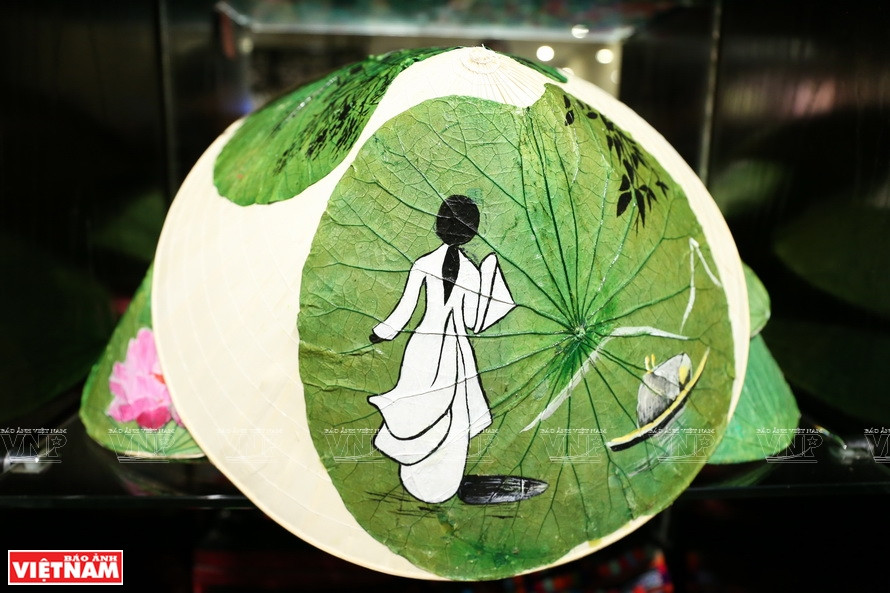 An artwork from lotus leaves (Photo: VNP/VNA)