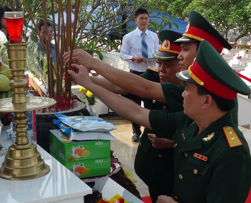 Army personnel offer incenses to the dead. (Photo: VNA)