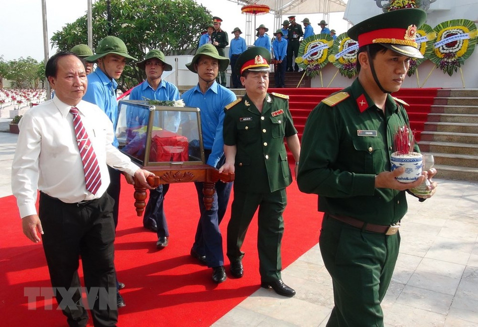 The People’s Committee of central Quang Binh province held a ceremony in Ba Doc Martyrs’ Cemetery on May 9 for the reburial of 18 sets of remains of Vietnamese voluntary soldiers and experts, which were found and repatriated from Laos. (Photo: VNA)