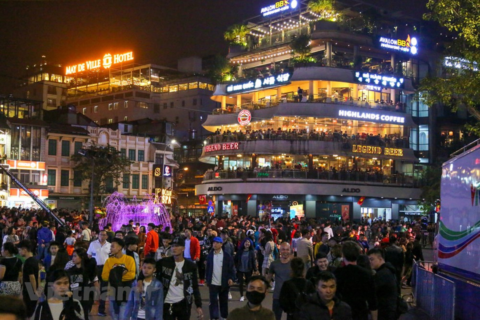 The area around Hoan Kiem lake is filled with both local people and foreigners from 8pm (Photo:VNA)