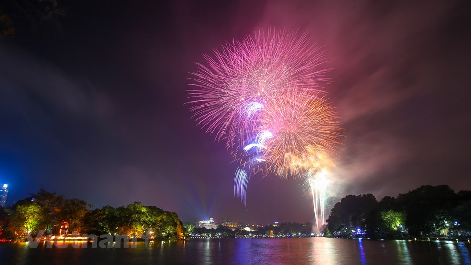 Hundreds of fireworks are set off, lighting up Hanoi sky on New Year Eve (Photo: VNA)