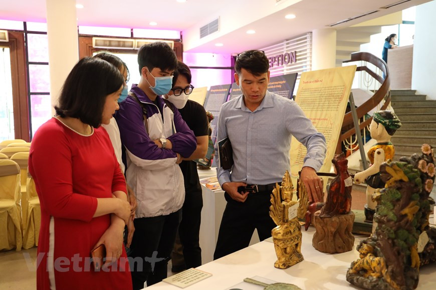 Mark Rapoport shared that he donated these objects to the Vietnamese Women’s Museum because he admires and trusts the management of the facility. At the museum, visitors learn about the roles of Vietnamese women through the amazing and impressive exhibitions. The women’s stories are simple, but insightful. Love, sacrifices, and silent contributions form the temperament, beauty and importance of Vietnamese women and their crucial roles in the past, present and future. The museum has been collecting, preserving and introducing these values, and heritages to domestic and international visitors in hope that everyone will love, respect and be proud of Vietnamese women. (Photo: Vietnamplus) 