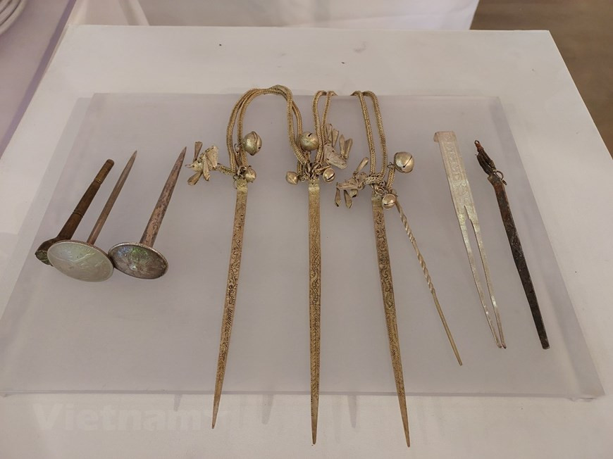 Paintings of female goddesses become the source of inspiration for Mark’s research. Worshipping female goddesses has significant meaning in the Vietnamese spiritual life. The country has long had a traditional practice of worshiping Mother Goddess. The belief in this ritual reflects people’s strong desire for health, wealth, and fortune. The practitioners are comprised of temple guardians, ritual priests, spirit mediums, mediums’ assistants, and musicians. They perform the songs for the spirits, disciples and lay adherents who share the same beliefs in the spiritual power, supernatural strength, and protection of the Mother Goddess spirit pantheon. All these practitioners form groups who worship together, take part in traditional festivals and perform spirit possession rituals at temples and palaces dedicated to Mother Goddesses. (Photo: Vietnamplus) 