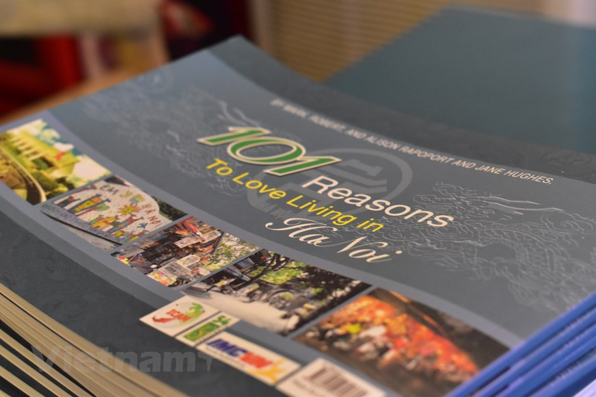 Mark Rapoport and Vietnamese ethnic minority women. He recalled a memory of visiting an ethnic group village in Vietnam when he fell in love at the first sight with a lovely basket for holding cooked rice. He said the woman using the basket saw him and before he could say a word, she put the rice into another basket, and offered him the one that he had gazed at and asked for his money. He gave her 2 dollars and claimed his treasure. Mark could not hide his bliss when recalling that memorable experience. He said he was very happy to get the woman’s lovely rice basket. (Photo: Vietnamplus) 