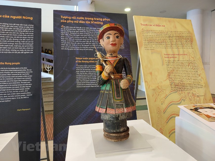 The copper chicken iron was common among Vietnamese in the 20th century. This iron was made in France, cast in copper to keep heat when it contains hot coals inside. It was called a chicken iron because on the top of the iron lid has a chicken-shaped part, which was made of cold copper so as not to absorb heat from the hot coal inside. With this design, users will not have their hands burnt when holding the chicken's head to open or close the iron lid. Today, antique lovers are willing to spend a lot of money buying a copper chicken iron. (Photo: Vietnamplus)