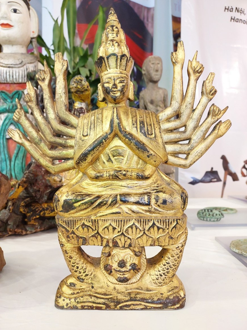 Exquisite inlaid betel nut box. A betel quid consists of four materials: a wedge of areca nut which has a sweet taste, a betel leaf that offers a spicy taste, a piece of bark of a special tree which gives a bitter taste, and a little lime paste offering a hot taste. All of them are chewed together, providing a delicious taste with red juice and freshness. A betel kit includes a knife for splitting the areca nuts and shaping the betel leaves, a pot of lime, a tube of lime paste, a little stick used to spread lime paste on the betel leaf, and all exist in a great variety. There are also trays, containers, baskets, boxes, bags, and handkerchiefs to contain the betel, areca and small items. (Photo: Vietnamplus) 