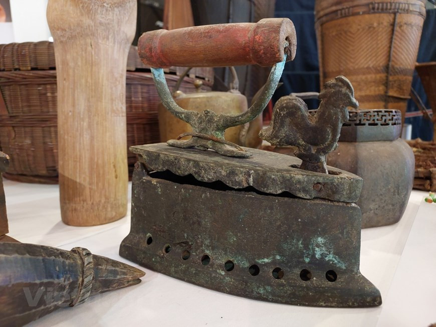 Metal broaches collection. At the Vietnamese Women’s Museum, there are many ornaments on display. Women adorn themselves with many jewels, bracelet, necklace, earrings, pins, made with varied materials, differently shaped and decorated according to the regions and populations. For example, the women in the highland areas are interested in wearing large, spiraled rings in copper. Their necklaces are in pearls of many colours or in agate. The earrings are in ivory or in bamboo, and the jewelry is in silver. Wearing some jewelry is believed to protect people against bad spirits or as a lucky charm. It also shows social status. (Photo: Vietnamplus)