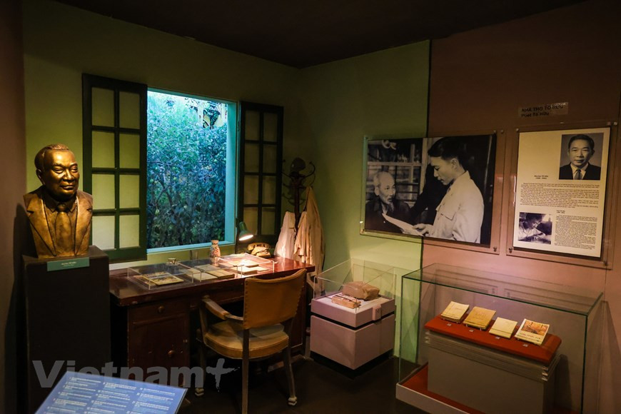 The Vietnam Literature Museum, under the Vietnam Writers’ Association, was approved to be built by the Prime Minister in 2011. The Vietnam Literature Museum functions to collect, restore, research, exhibit, introduce cultural heritages, and reflect the process of the development of Vietnamese literature. The country’s literary works from the 10th to 19th centuries and the history of the Vietnamese scripts on different materials such as paper, fabric, metal and leaves are on display on the first floor. The second floor introduces figures of the Vietnamese literature in the early 20th century such as Phan Boi Chau, Tan Da and Ho Chi Minh, as well as winners of the Ho Chi Minh Prize on literacy. The Vietnam Literature Museum is open from 8:30 - 11:30 in the morning, and 14:00 - 16:30 in the afternoon from Mondays to Fridays. (Photo: Vietnamplus)