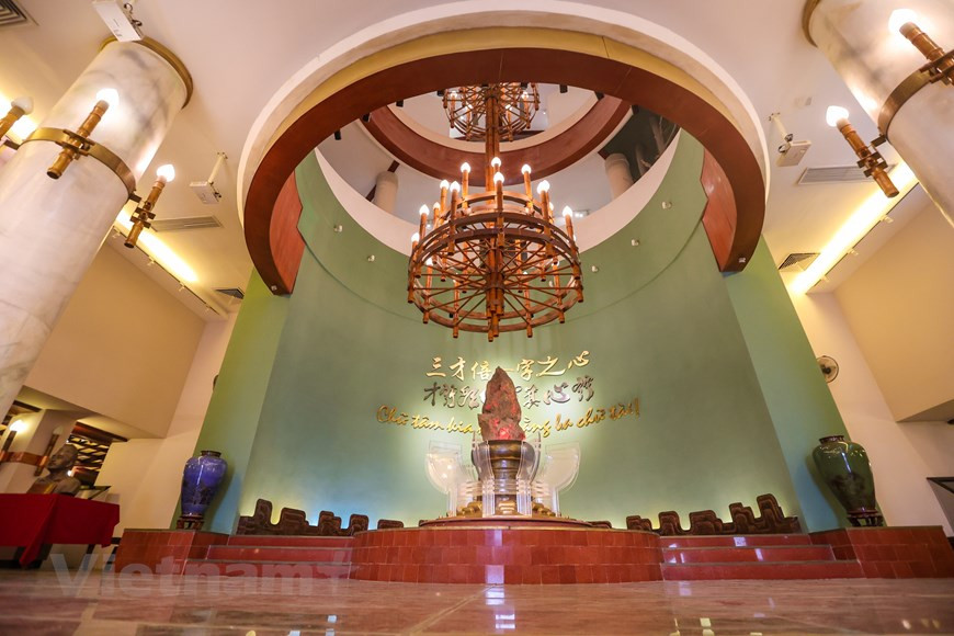 This is one of the most valuable museums in Vietnam in terms of culture and literature. On the first floor, there are displays illustrating the images of national examinations of the past. In addition, there are computer screens introducing artifacts as digital images. Visitors here enter a world of cinema introducing Vietnamese literature from ancient history to present date. The second floor hosts an exhibition of artifacts and documents on writers who won the Ho Chi Minh Prize in Literature and Art. Some famous names are Nam Cao, Te Hanh, and Nguyen Quang Sang. There are exhibitions of some celebrities of literature in Vietnam in the early 20th century such as Phan Boi Chau, Tan Da, and Ho Chi Minh, along with writers of critical realism, revolution and romance. (Photo: Vietnamplus)