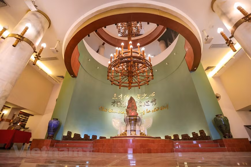 This is one of the most valuable museums in Vietnam in terms of culture and literature. On the first floor, there are displays illustrating the images of national examinations of the past. In addition, there are computer screens introducing artifacts as digital images. Visitors here enter a world of cinema introducing Vietnamese literature from ancient history to present date. The second floor hosts an exhibition of artifacts and documents on writers who won the Ho Chi Minh Prize in Literature and Art. Some famous names are Nam Cao, Te Hanh, and Nguyen Quang Sang. There are exhibitions of some celebrities of literature in Vietnam in the early 20th century such as Phan Boi Chau, Tan Da, and Ho Chi Minh, along with writers of critical realism, revolution and romance. (Photo: Vietnamplus)