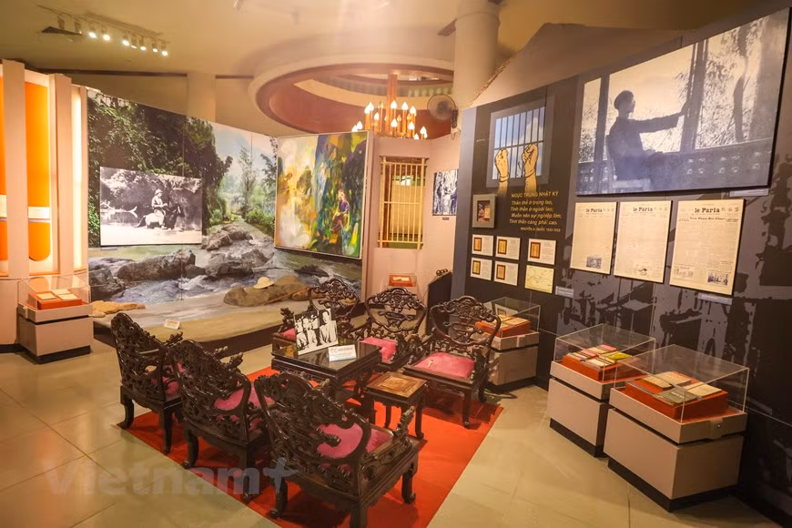 Visitors to the museum can take in a lively documentary about the history of Vietnamese literature. The Vietnam Museum of Literature, under the Vietnam Writers Association, was approved to be built by the Prime Minister in 2011. The Vietnam Literature Museum functions to collect, restore, research, exhibit, introduce cultural heritages, and reflect the process of development of Vietnam literature. The museum has three floors. The first floor is dedicated to the exhibition of artifacts and documents on Vietnam literature in ancient and medieval periods. At the central area, there is a stone in a symbolic pen shape brought from Hung Temple with meaningful words of the great poet Nguyen Du. There is an exhibition of artifacts on Vietnamese literature from 10th century to the end of 19th century, as well as the history of written characters of Vietnamese on the mediums of paper, cloth, metal, and leaves. This is one of the most valuable museums in Vietnam in terms of culture and literature. (Photo: Vietnamplus)