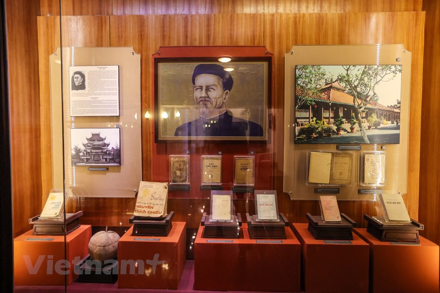 The country’s literature from the 10th to 19th centuries and the history of the Vietnamese scripts on different mediums such as paper, fabric, metal and leaves are on display on the first floor. The second floor is dedicated to introduce figures of the Vietnamese literary group from the early 20th century. These include Phan Boi Chau, Tan Da and Ho Chi Minh, as well as winners of the Ho Chi Minh Prize on literacy. Museum of Vietnam Literature is open from 8:30 - 11:30 in the morning, and 14:00 - 16:30 in the afternoon from Mondays to Fridays. The Vietnam Literature Museum, under the Vietnam Writers’ Association, was approved to be built by the Prime Minister in 2011. The Vietnam Literature Museum functions to collect, restore, research, exhibit, introduce cultural heritages, and reflect the process of development of Vietnamese literature. (Photo: Vietnamplus)