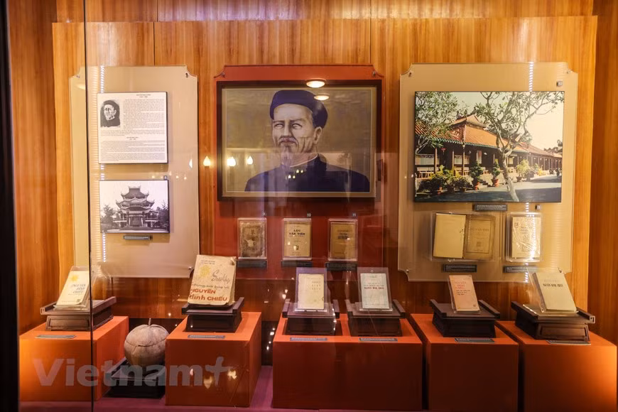 The country’s literature from the 10th to 19th centuries and the history of the Vietnamese scripts on different mediums such as paper, fabric, metal and leaves are on display on the first floor. The second floor is dedicated to introduce figures of the Vietnamese literary group from the early 20th century. These include Phan Boi Chau, Tan Da and Ho Chi Minh, as well as winners of the Ho Chi Minh Prize on literacy. Museum of Vietnam Literature is open from 8:30 - 11:30 in the morning, and 14:00 - 16:30 in the afternoon from Mondays to Fridays. The Vietnam Literature Museum, under the Vietnam Writers’ Association, was approved to be built by the Prime Minister in 2011. The Vietnam Literature Museum functions to collect, restore, research, exhibit, introduce cultural heritages, and reflect the process of development of Vietnamese literature. (Photo: Vietnamplus)