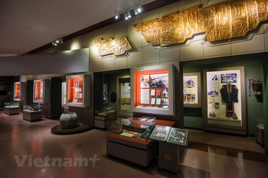 The statue of poet To Huu. whose birth name was Nguyen Kim Thanh and an alias of Lanh, was born on October 4, 1920 in a family with a revolutionary tradition in Quang Tho commune, Quang Dien district, Thua Thien Hue province. He was a great poet who inspired and lead Vietnamese revolutionary literature. In To Huu, there is harmony between the revolutionary life and the poetic life. To Huu poems are new, modern, conveying great feelings of Vietnamese people in the development history of Viet Nam’s Party and nation.He was also an active politician, an elite leader of Viet Nam’s Communist Party in ideology and culture and made a great contribution to the revolutionary war for national construction and development. He also took important positions in Viet Nam’s political system. He was awarded by Viet Nam’s Party and Government with the Gold Star Medal, 60-year Communist Party Membership Badge, Ho Chi Minh Prize in Literature and Arts. (Photo: Vietnamplus)