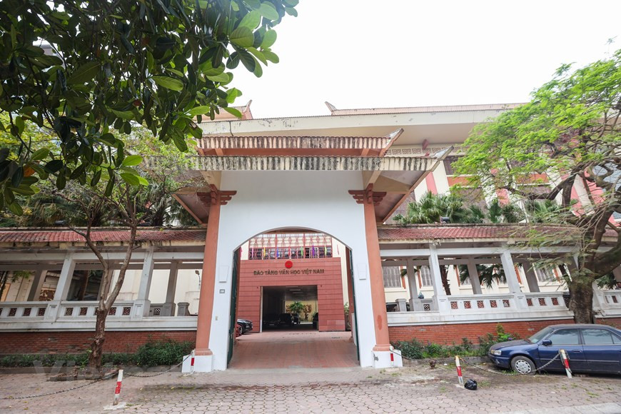 The Vietnam Museum of Literature officially opened in Hanoi on June 26, 2015. The three-storey museum, covering an area of 3,000 square metres and built at a cost of almost 50 billion VND (2.3 million USD), is made up of spaces to organise events and exhibition areas.The country’s literary works from the 10th to 19th centuries and the history of the Vietnamese scripts on different mediums such as paper, fabric, metal and leaves are on display on the first floor. The second floor is dedicated to introduce figures of the Vietnamese literary group from the early 20th century such as Phan Boi Chau, Tan Da and Ho Chi Minh, as well as winners of the Ho Chi Minh Prize on literacy. (Photo: Vietnamplus)
