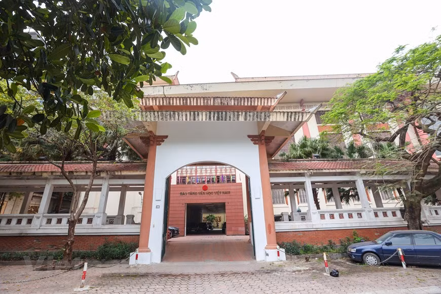 The Vietnam Museum of Literature officially opened in Hanoi on June 26, 2015. The three-storey museum, covering an area of 3,000 square metres and built at a cost of almost 50 billion VND (2.3 million USD), is made up of spaces to organise events and exhibition areas.The country’s literary works from the 10th to 19th centuries and the history of the Vietnamese scripts on different mediums such as paper, fabric, metal and leaves are on display on the first floor. The second floor is dedicated to introduce figures of the Vietnamese literary group from the early 20th century such as Phan Boi Chau, Tan Da and Ho Chi Minh, as well as winners of the Ho Chi Minh Prize on literacy. (Photo: Vietnamplus)