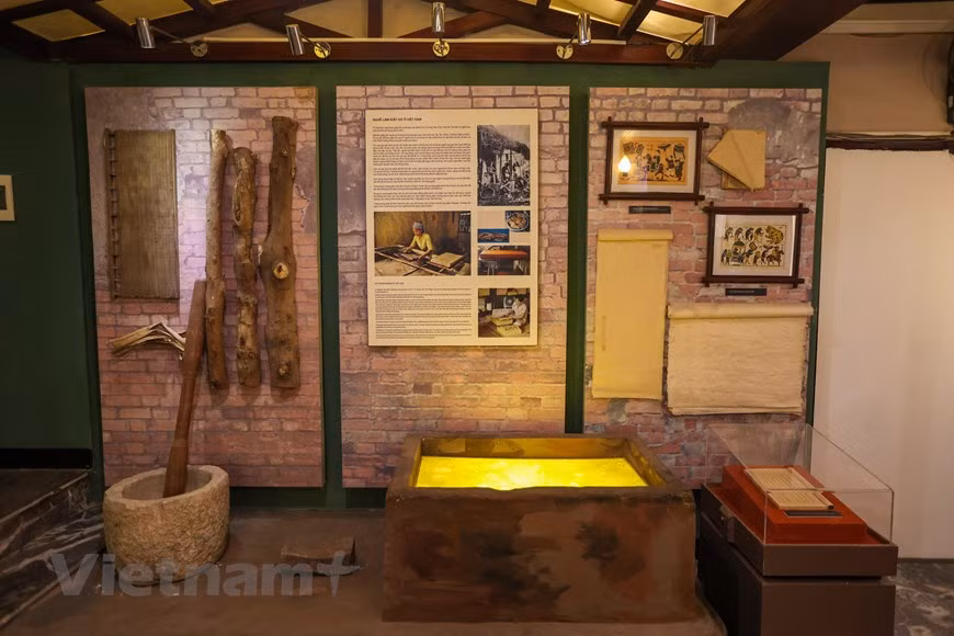 The second floor also features writers who received the Ho Chi Minh Prize in Literature and Arts – the highest national prize of its kind – such as Phan Tu (1930-95), Nguyen Quang Sang (1932-2014) and Nguyen Khai (1930-2008).The third floor is reserved for writers of the anti-French revolutionary period (1945-54). Besides displaying draft outlines by the writers, and their tools, photos, recorded voices and statues, the museum allows visitors to use modern computer software to search for more information. Poet Huu Thinh, chairman of the Viet Nam Writers’ Association and director of the museum, said, "The museum is a place to recognise the efforts of great writers in writing their works and their creative ways. During the 10-year period when the museum was being constructed, we received untold contributions of objects and materials on great writers. (Photo: Vietnamplus)