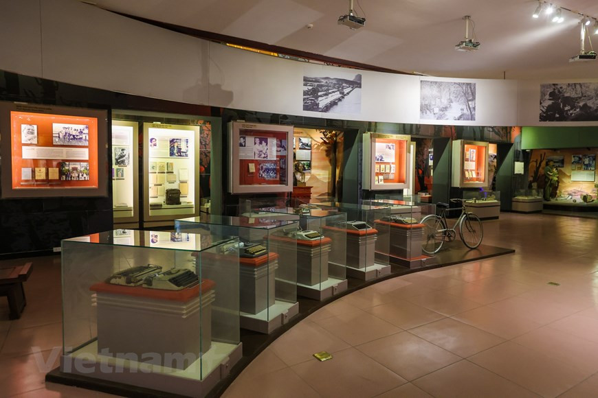 Not only displaying precious artifacts, the museum also has a computer system installed with automatic touch screens that introduces digital artifacts when visitors enter the museum. These include films that introduce literature from Vietnam in ancient times. The Vietnam Literature Museum, under the Vietnam Writers’ Association, was approved to be built by the Prime Minister in 2011. The Vietnam Literature Museum functions to collect, restore, research, exhibit, introduce cultural heritages, and reflect the process of the development of Vietnamese literature. The museum has three floors. The first floor is dedicated to the exhibition of artifacts and documents of Vietnamese literature in ancient and medieval periods. At the central area, there is a stone in a symbolic pen shape brought from the Hung Temple with meaningful words of the great poet Nguyen Du. There is an exhibition of artifacts of Vietnamese literature from 10th century to the end of 19th century, as well as the history of written characters of Vietnam on mediums such as paper, cloth, metal, and leaves. This is one of the most valuable museums in Vietnam in terms of culture and literature. (Photo: Vietnamplus)