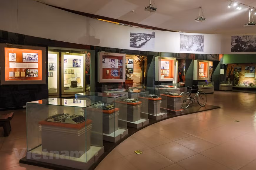 Not only displaying precious artifacts, the museum also has a computer system installed with automatic touch screens that introduces digital artifacts when visitors enter the museum. These include films that introduce literature from Vietnam in ancient times. The Vietnam Literature Museum, under the Vietnam Writers’ Association, was approved to be built by the Prime Minister in 2011. The Vietnam Literature Museum functions to collect, restore, research, exhibit, introduce cultural heritages, and reflect the process of the development of Vietnamese literature. The museum has three floors. The first floor is dedicated to the exhibition of artifacts and documents of Vietnamese literature in ancient and medieval periods. At the central area, there is a stone in a symbolic pen shape brought from the Hung Temple with meaningful words of the great poet Nguyen Du. There is an exhibition of artifacts of Vietnamese literature from 10th century to the end of 19th century, as well as the history of written characters of Vietnam on mediums such as paper, cloth, metal, and leaves. This is one of the most valuable museums in Vietnam in terms of culture and literature. (Photo: Vietnamplus)