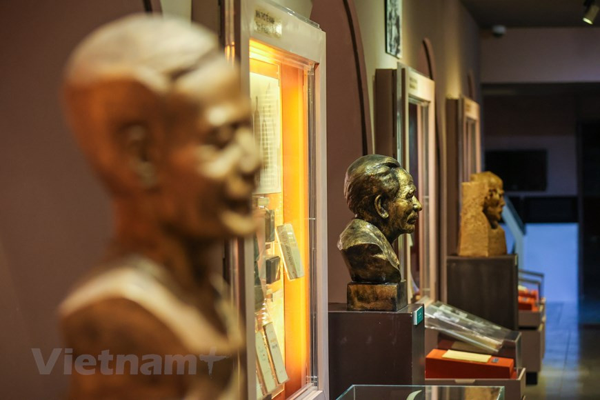 The works were written on various materials such as giay do (poonah) paper, cloth, metal and leaves. There are also works by great writers of the feudal period such as King Tran Nhan Tong (1258-1308), Nguyen Trai (1380-1442) and Nguyen Du (1766-1820).Nguyen Du's epic poem entitled Truyen Kieu (The Tale of Kieu) is on display, along with some of its foreign language translations.The second floor features the works of writers of the early 20th century such as Phan Boi Chau (1867-1940), Tan Da (1889-1939) and Ho Chi Minh (1890-1969). The second floor also features noted writers who received the Ho Chi Minh Prize in Literature and Arts – the highest national prize of its kind – such as Phan Tu (1930-95), Nguyen Quang Sang (1932-2014) and Nguyen Khai (1930-2008).The third floor is reserved for writers of the anti-French revolution period (1945-54). Besides displaying draft outlines by the writers, and their tools, photos, recorded voices and statues, the museum allows visitors to use modern computer software to search for more information. (Photo: Vietnamplus)