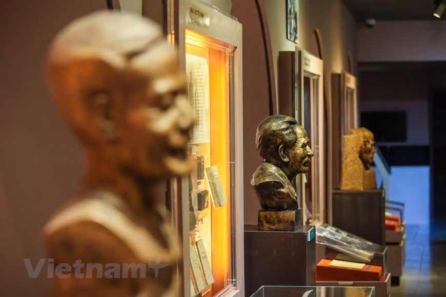 The works were written on various materials such as giay do (poonah) paper, cloth, metal and leaves. There are also works by great writers of the feudal period such as King Tran Nhan Tong (1258-1308), Nguyen Trai (1380-1442) and Nguyen Du (1766-1820).Nguyen Du's epic poem entitled Truyen Kieu (The Tale of Kieu) is on display, along with some of its foreign language translations.The second floor features the works of writers of the early 20th century such as Phan Boi Chau (1867-1940), Tan Da (1889-1939) and Ho Chi Minh (1890-1969). The second floor also features noted writers who received the Ho Chi Minh Prize in Literature and Arts – the highest national prize of its kind – such as Phan Tu (1930-95), Nguyen Quang Sang (1932-2014) and Nguyen Khai (1930-2008).The third floor is reserved for writers of the anti-French revolution period (1945-54). Besides displaying draft outlines by the writers, and their tools, photos, recorded voices and statues, the museum allows visitors to use modern computer software to search for more information. (Photo: Vietnamplus)