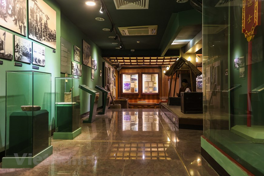 Among 40,000 collected artifacts and documents, there are 3,454 documents and artifacts chosen to put on display. Many precious artifacts are on display, such as the 200-year-old table of Nguyen Du Poet, Statue of Tran Nhan Tong, and the table and chairs on which President Ho Chi Minh had a talk with Bao Dai Emperor in 1946. The Vietnam Literature Museum is open from 8:30 - 11:30 in the morning, and 14:00 - 16:30 in the afternoon from Mondays to Fridays. The facility, under the Vietnam Writers’ Association, was approved to be built by the Prime Minister in 2011. The Vietnam Literature Museum functions to collect, restore, research, exhibit, introduce cultural heritages, and reflect the process of the formation and development of Vietnamese literature. (Photo: Vietnamplus)